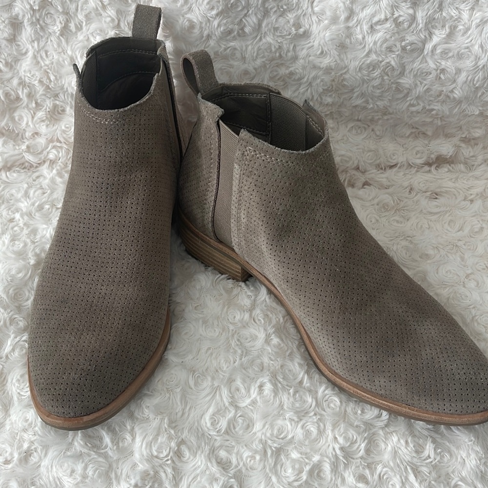 Dolce Vita dark Taupe suede bootie.